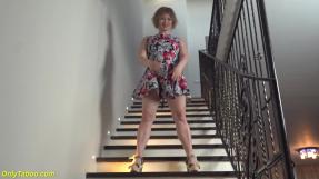 Oma masturbiert auf der Treppe mit einem Dildo- Granny solo fuck